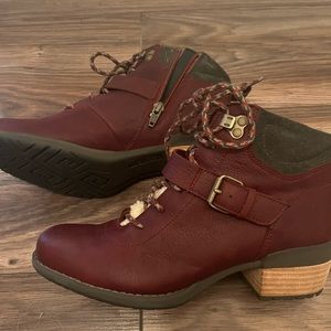 Women's Merrell Shiloh II Leather Waterproof Boots.